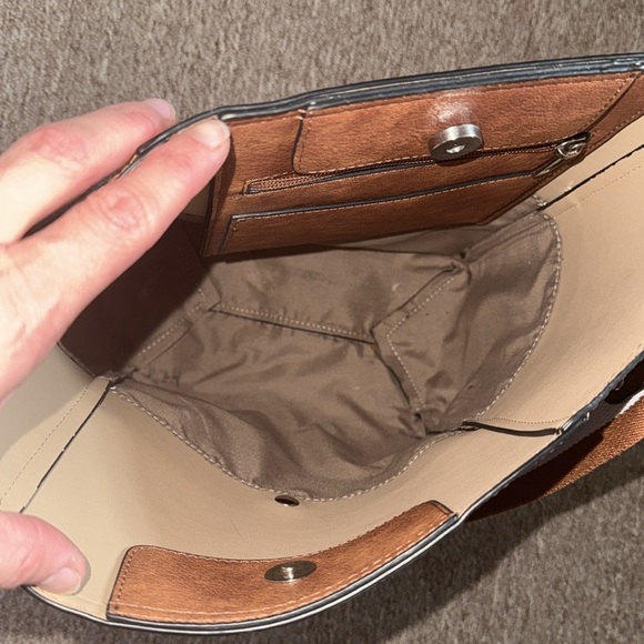 Chic Brown Shoulder Bag with Striped Strap - Picture 3 of 6